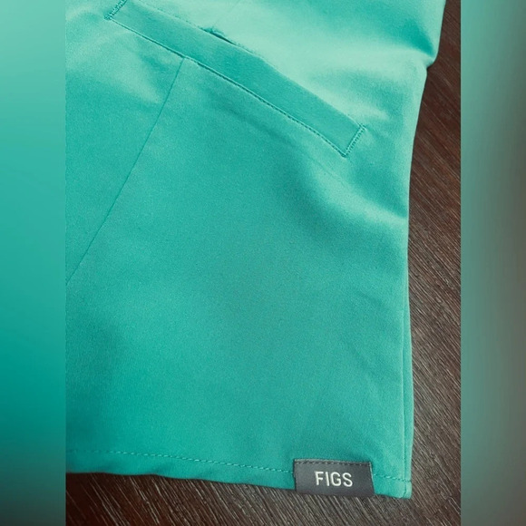 COPY - FIGS technical collection fresh aqua  top scrub size Xs - Picture 5 of 7
